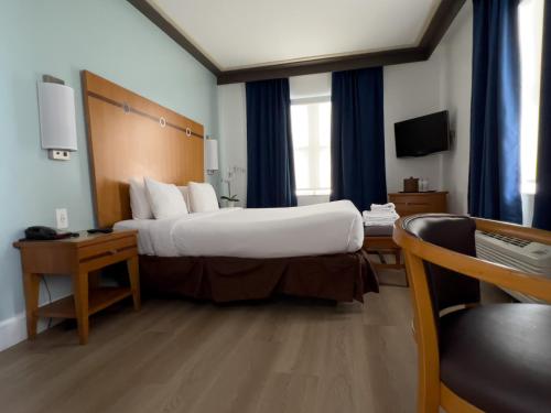 King Room with Roll-in Shower - Mobility Access/Non-Smoking room in Majestic Hotel South Beach