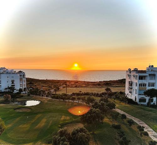 APPARTEMENT DELUXE A MARINA GOLF ASsILAH – khách sạn tại Saqaya