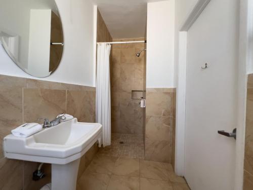 King Room with Roll-in Shower - Mobility Access/Non-Smoking image 2