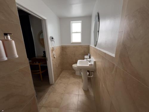 King Room with Roll-in Shower - Mobility Access/Non-Smoking image 3