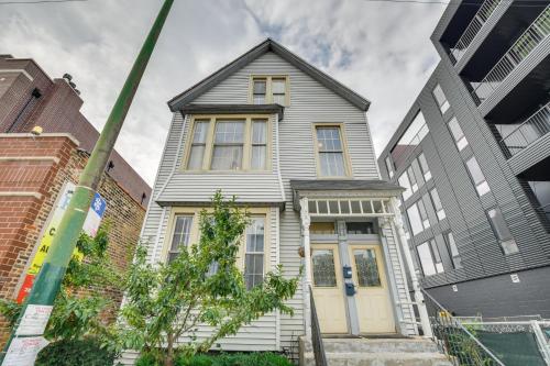 6 Mi to Downtown Spacious Apt in Roscoe Village! in Chicago, USA