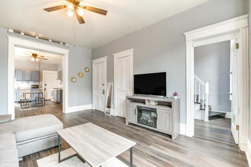 6 Mi to Downtown Spacious Apt in Roscoe Village! in Chicago, USA