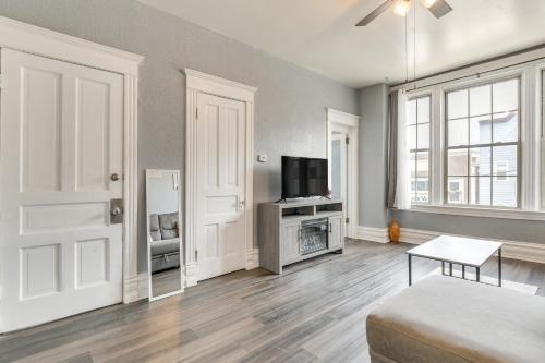 6 Mi to Downtown Spacious Apt in Roscoe Village! in Chicago, USA
