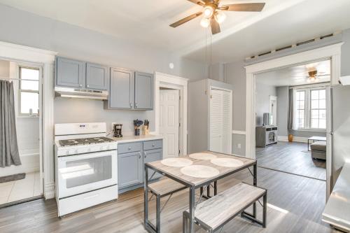 6 Mi to Downtown Spacious Apt in Roscoe Village! in Chicago, USA