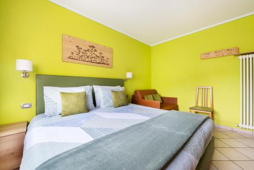 1 queen bed, 1 sofa bed