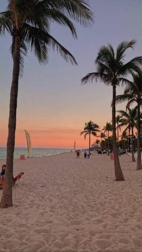 Hollywood Beach, Steps to the Beach, Pool in Hollywood, USA