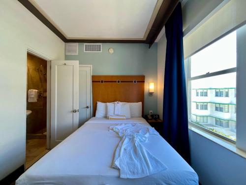 Double Room with Partial Ocean View, Non-Smoking room in Majestic Hotel South Beach