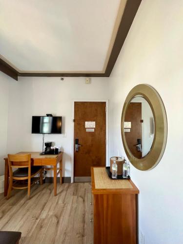 Double Room with Partial Ocean View, Non-Smoking image 2