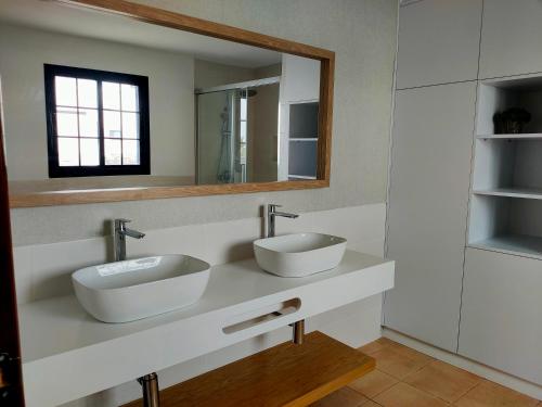 2 bedrooms, 5 beds