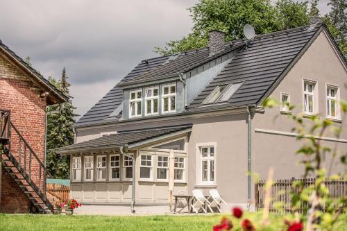 Landhaus hinter`m See Ferienwohnung Zur Schneiderei Kachelofen Schlittenbett Smart-TV