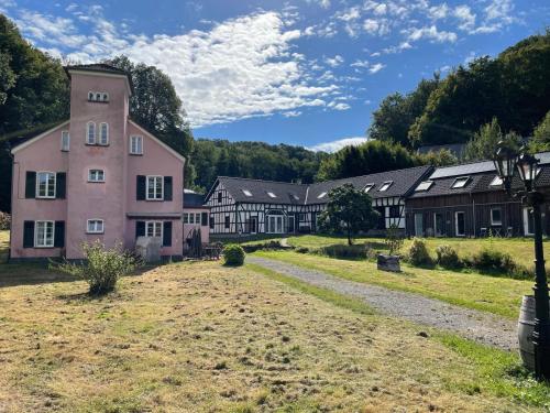Ruhige Apartments mit guter Bahnanbindung und Küchennutzung in Rösrath, Deutschland