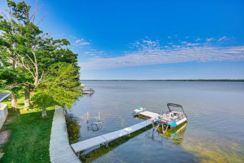 Charming Bear Lake Cottage with Dock and Paddleboards!