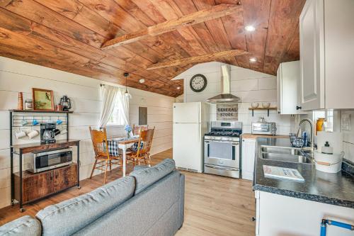 Isle La Motte Cabin ~ 3 Mi to Lake Champlain! in Isle la Motte (VT)