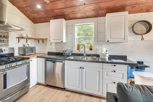 Isle La Motte Cabin ~ 3 Mi to Lake Champlain! in Isle la Motte (VT)