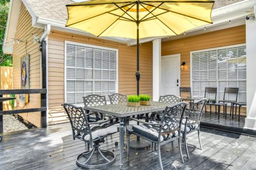 Colorful Baton Rouge Home Deck, Grill and Fire Pit in Baton Rouge, USA