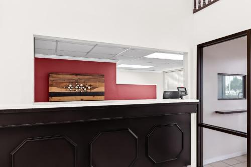 Lobby, Red Lion Inn & Suites Pontoon Beach in Pontoon Beach (IL)