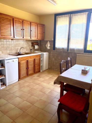 Kitchen, Appart frejussien en bord de mer near Kyriad Centre Frejus - Saint Raphael