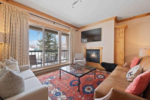 Two-Bedroom Apartment with Mountain View