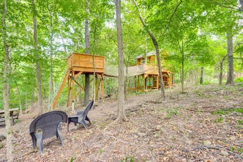 Fayetteville Apartment with Hot Tub and Pool Access! in Fayetteville, USA