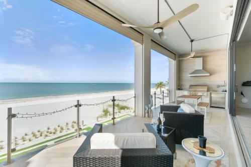 Luxurious Beachfront Vacation Getaway, 4 Bedroom, 4 and half Bath w Heated Pool, Spa, Sleeps 12 in Fort Myers Beach, USA
