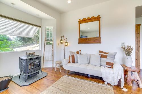 4 Mi to Lake Gregory Crestline Cabin in Crestline, USA