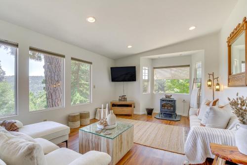 4 Mi to Lake Gregory Crestline Cabin in Crestline, USA