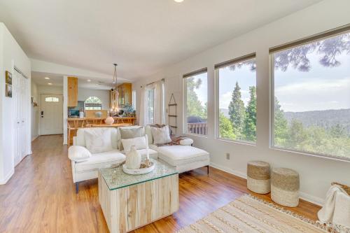 4 Mi to Lake Gregory Crestline Cabin in Crestline, USA