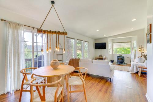 4 Mi to Lake Gregory Crestline Cabin in Crestline, USA
