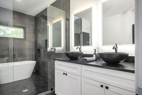 Shower, City In The Forest - 5BD-5BA - ATL Beltline-Summerhill in Peoplestown