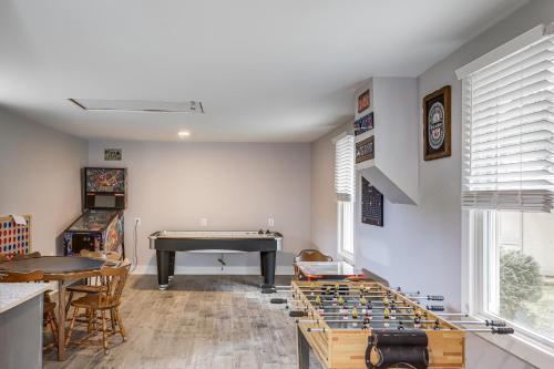 3 Mi to Cedar Point Sunny Sandusky Home with Yard