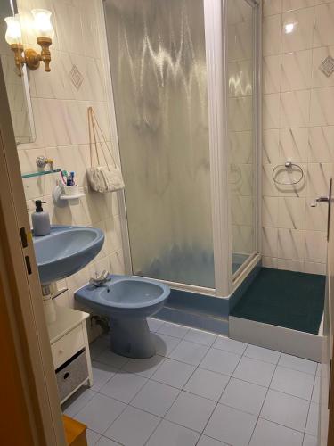 Bathroom, Appart frejussien en bord de mer near Kyriad Centre Frejus - Saint Raphael