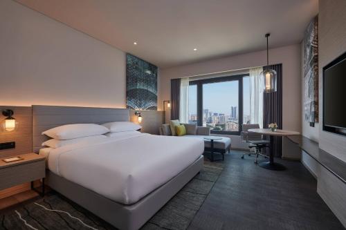 Deluxe Guest Room, 1 King, City View image 3