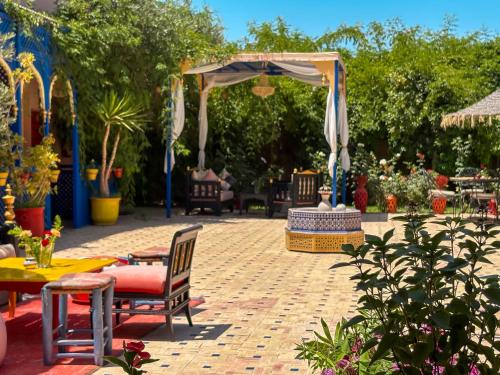 LE BLEU HOUSE LE BLEU HOUSE