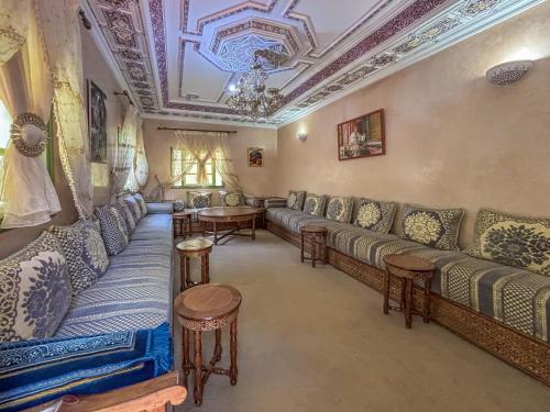 LE BLEU HOUSE LE BLEU HOUSE