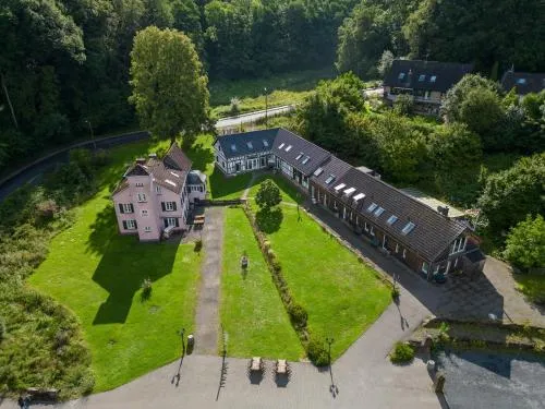 Ruhige Apartments mit guter Bahnanbindung und Küchennutzung in Rösrath, Deutschland