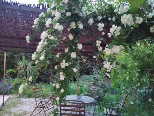 Kert, Apartamento con jardín y aparcamiento en Viznar, junto a Granada (Apartamento con jardin y aparcamiento en Viznar, junto a Granada) in Viznar