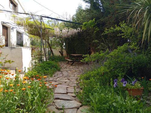 Kert, Apartamento con jardín y aparcamiento en Viznar, junto a Granada (Apartamento con jardin y aparcamiento en Viznar, junto a Granada) in Viznar