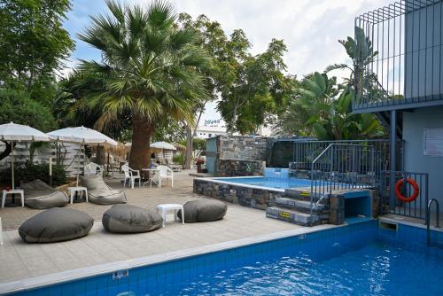 Superior room pool view image 4