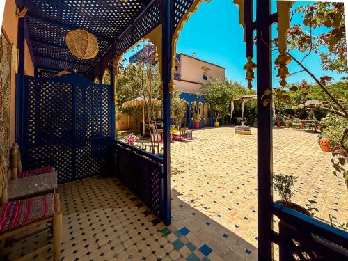 LE BLEU HOUSE LE BLEU HOUSE