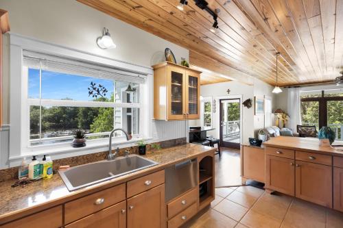 Beautiful Home located in Venetian Shores Neighborhood home in Islamorada, USA