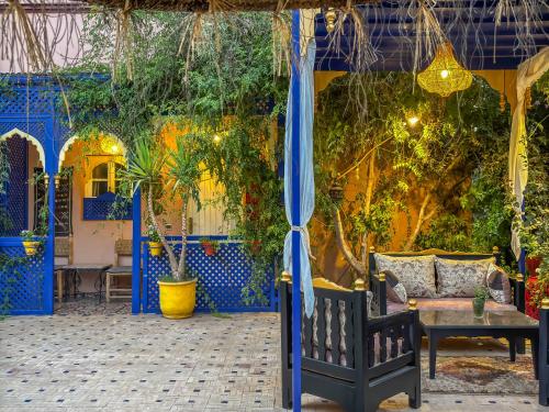 LE BLEU HOUSE LE BLEU HOUSE