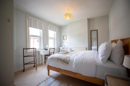 5 Mins Walk to Centre - Four Showers - Free Parking - Ideal for Professionals & Groups gîte à louer Hereford