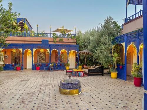 LE BLEU HOUSE LE BLEU HOUSE