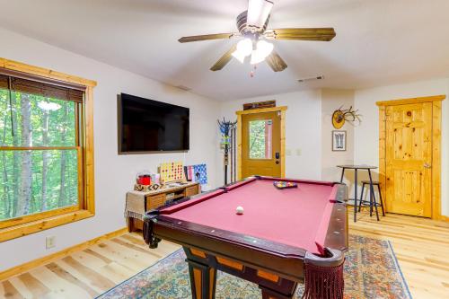Spacious Talking Rock Cabin Game Room, Fire Pit! in Talking Rock, USA