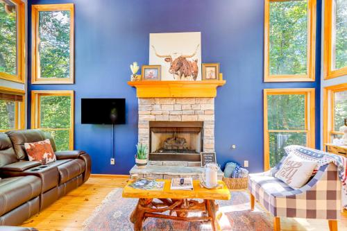 Spacious Talking Rock Cabin Game Room, Fire Pit! in Talking Rock, USA