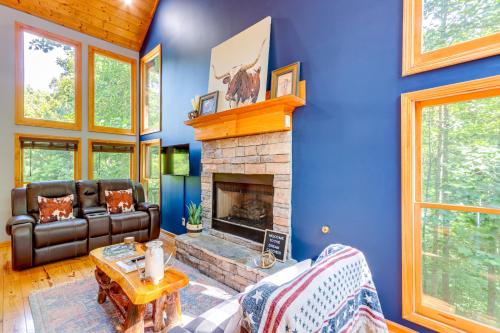 Spacious Talking Rock Cabin Game Room, Fire Pit! in Talking Rock, USA