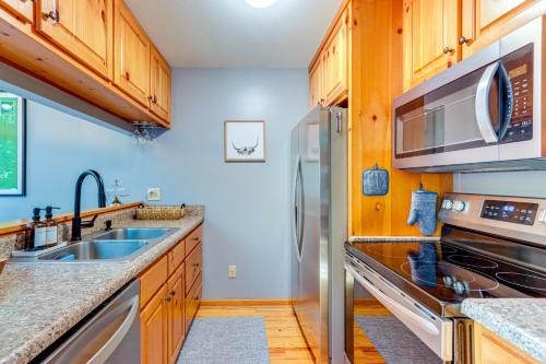 Spacious Talking Rock Cabin Game Room, Fire Pit! in Talking Rock, USA