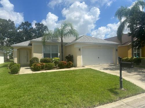 Beautiful 4-Bedroom Pool Villa in Southern Dunes with a Golf Course View in Haines City, USA