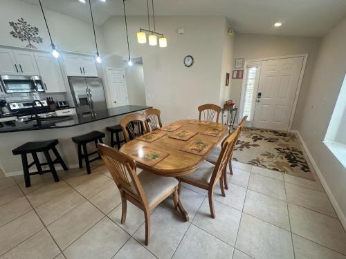 Beautiful 4-Bedroom Pool Villa in Southern Dunes with a Golf Course View in Haines City, USA