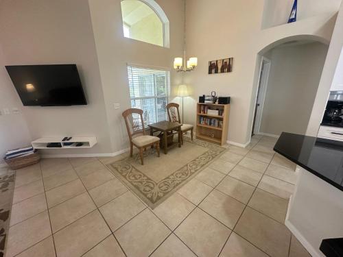 Beautiful 4-Bedroom Pool Villa in Southern Dunes with a Golf Course View in Haines City (Florida)